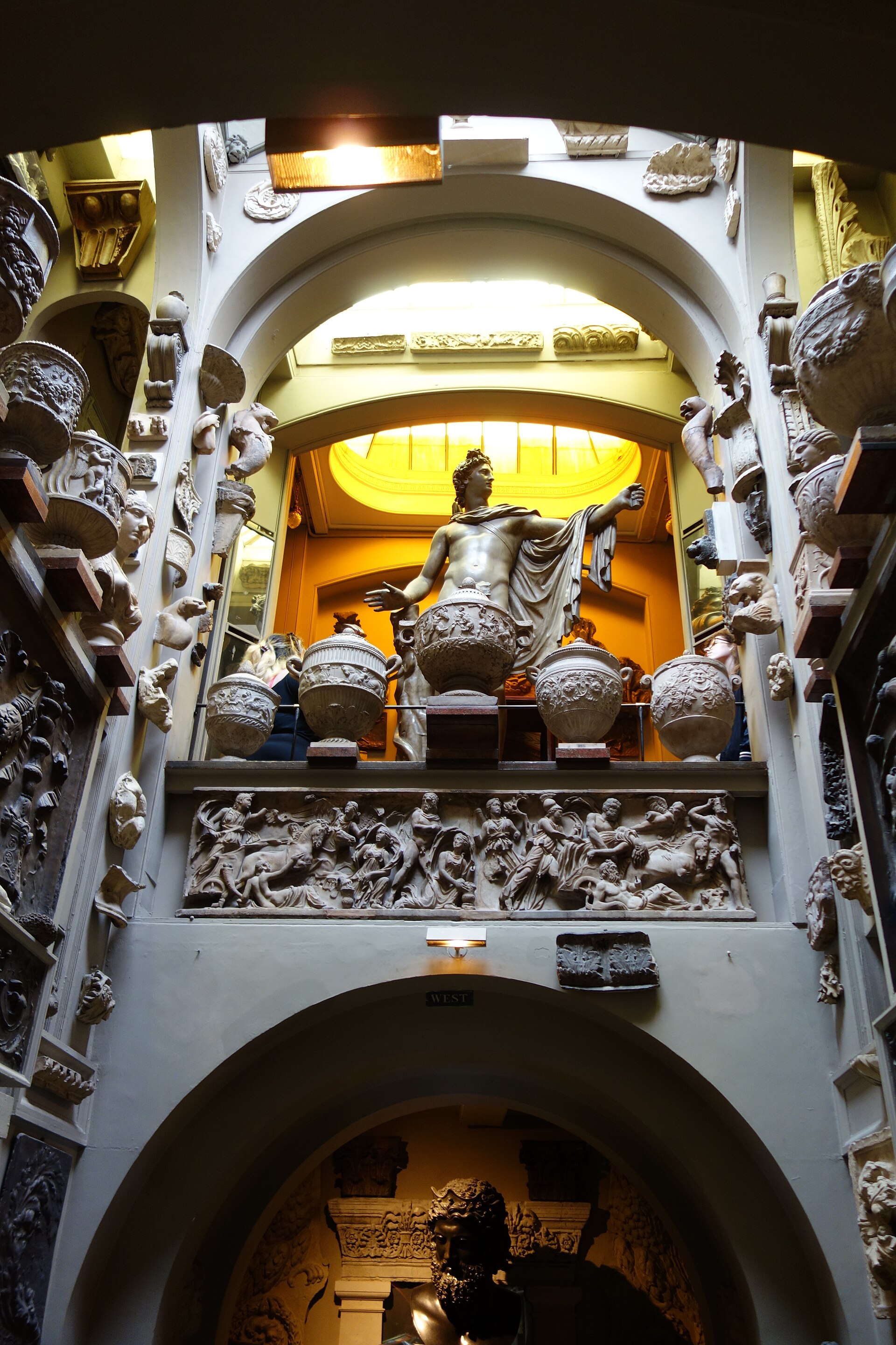 Intérieur rempli d’objets au musée Sir John Soane